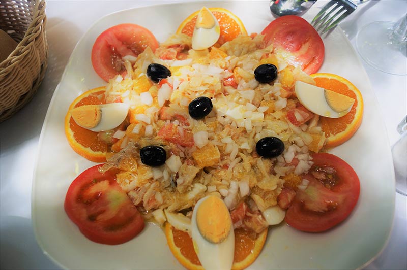 Remojon Granadino: salade d’orange,échalotteet cabillaud